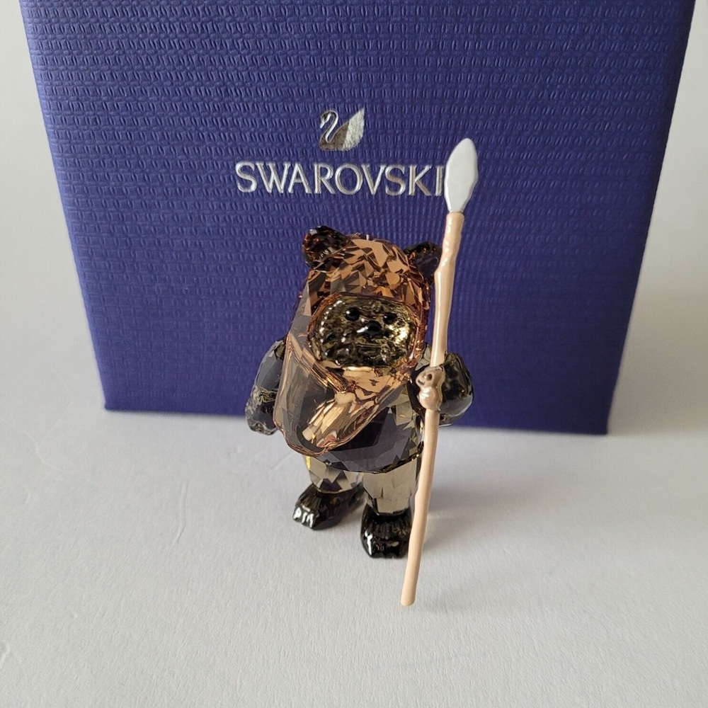 Beautiful Star Wars figurine, this adorable Ewok is a must for any collector.